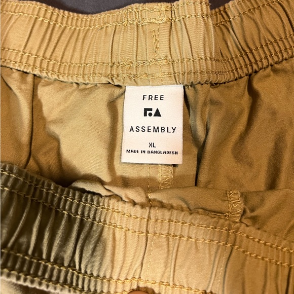 Free Assembly cargo shorts - Picture 2 of 4